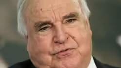 Der Internationale Karlspreis f&uuml;r das Jahr 1988 ging an den damaligen Kanzler Helmut Kohl und... / &copy; Tim Brakemeier (dpa)