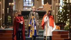 Henrike, Greta und Toni Viktoria sprechen ihren Segen am Ende der 8.30 Uhr-Frühmesse. / © Beatrice Tomasetti (DR)