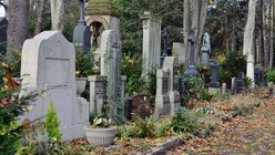 Herbstlaub, das die Gräber bedeckt, steht für die Vergänglichkeit und das Sterben der Natur. / © Beatrice Tomasetti (DR)