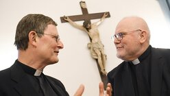 Im Gespräch: Kardinal Woelki und Kardinal Marx (r.) / © Arne Dedert (dpa)