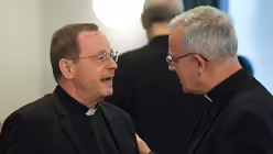 Limburgs Bischof Georg B&auml;tzing mit dem Paderborner Weihbischof Matthias K&ouml;nig (r.) / &copy; Arne Dedert (dpa)