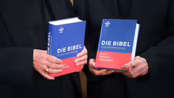 Vorstellung der neuen Einheits&uuml;bersetzung der Bibel / &copy; Arne Dedert (dpa)