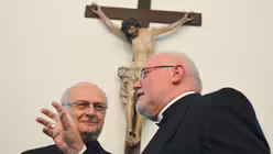 Erzbischof Robert Zollitsch und Reinhard Kardinal Marx im Gespr&auml;ch (dpa)