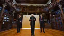 Erzbischof Dr. Robert Zollitsch stellt sich den Fragen der Journalisten (dpa)