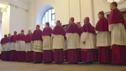 Die deutschen Bisch&ouml;fe vor dem Er&ouml;ffnungsgottesdienst in der Sakristei (dpa)