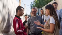 Erzbischof He&szlig;e in libanesischem Fl&uuml;chtlingscamp / &copy; Elisabeth Schomaker (KNA)