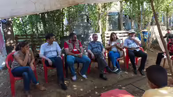 Austausch in einem illegalen Fl&uuml;chtlingscamp / &copy; Elisabeth Schomaker (KNA)