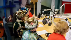 Highlight der Kost&uuml;me sind meistens die Kronen / &copy; Marion Sendker (DR)