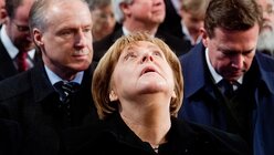Kanzlerin Merkel im Gottesdienst / © Julian Stratenschulte (dpa)