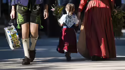 Schnell zur Kirche! Im Gottesdienst werden die Büschel aus mehr als 70 Kräutern geweiht. / © Andreas Gebert (dpa)