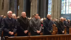 Hochrangige Vertreter der Bundeswehr neben Staatssekret&auml;r Peter Tauber in der ersten Reihe. / &copy; Beatrice Tomasetti (DR)