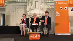 Johanna Rahner (mitte) und Wolfgang Huber (rechts) beim Kirchentag  / © Jann-Jakob Loos (DR)