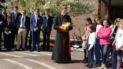 "Ihr gebt alles für die Musik", würdigt Kardinal Woelki beim Auftritt der Mädchen deren großes Engagement im Dom / © Beatrice Tomasetti (DR)