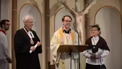 Ihr Herz schlägt auch für den Karneval: Pfarrer Wolfgang Graf, Pfarrer Andreas Süß und Mechtild Münzer haben die Vorbereitungen getroffen / © Beatrice Tomasetti (DR)