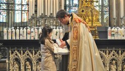 Ihre Kerze und auch die Albe haben die Erstkommunionkinder immer vor dem Dreikönigenschrein bekommen (Archivbild) / © Beatrice Tomasetti (DR)