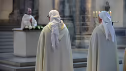 Ihren Tagesablauf verbringen die Schwestern und Br&uuml;der getrennt; nur zum Stundengebet und den Messen treffen sie zusammen. / &copy; Beatrice Tomsetti (DR)