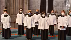 Im Altarraum geben die Chorknaben ihr Bereitschaftsversprechen ab. / &copy; Beatrice Tomasetti (DR)