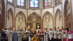 Im Altarraum haben viele geistliche Vertreter der Innenstadtpfarreien die Vesper mitgefeiert. / &copy; Tomasetti (DR)