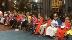 Im Altarraum sitzen die Kinder, die das szenische Spiel vorbereitet haben / © Beatrice Tomasetti (DR)