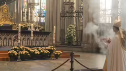 Im Anschluss an die Feier ziehen alle am Dreik&ouml;nigenschrein vorbei, wo Kardinal Woelki zun&auml;chst den Schrein inzensiert / &copy; Beatrice Tomasetti (DR)