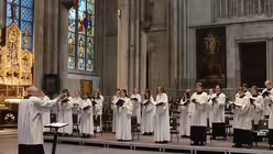 Im Chor befinden sich Jugendliche, die einst von Schulseelsorger Hopmann an der Domsingschule zur Erstkommunion begleitet wurden. / &copy; Beatrice Tomasetti (DR)