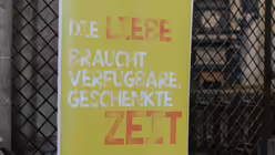 Im Chorumgang stehen auf Roll ups Zitate aus "Amoris laetitia" von Papst Franziskus / &copy; Beatrice Tomasetti (DR)