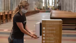 Im Dom stehen Desinfektionsspender bereit / &copy; Beatrice Tomasetti (DR)