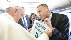 Papst bekommt von einem Journalisten ein Trikot mit der Aufschrift "Team Of Hope Bulgaria" / © Paul Haring (KNA)