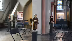 Im ganzen Raum verteilt stehen die Krippenfiguren, um die Besucher bewusst auf Abstand zu halten. / © Beatrice Tomasetti (DR)