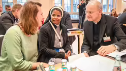 Im Gespräch: Bischof Franz-Josef Overbeck bei der Synodalversammlung / © Harald Oppitz (KNA)