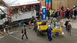 Im Kölner Rosenmontagszug ist eine Pferdekutsche durchgegangen - Mehrere Menschen wurden verletzt (dpa)