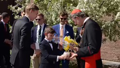 Im Namen der Dommessdiener überreicht Cyprian Kaluza Kardinal Woelki den obligatorischen Ostergruß / © Beatrice Tomasetti (DR)