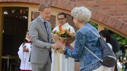 Im Namen des Erzbistums dankt Thomas Pitsch Schulleiterin Trebels dafür, dass sie die Domsingschule "zum Blühen gebracht hat" / © Beatrice Tomasetti (DR)