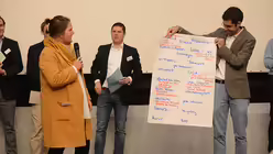 Im Plenum werden die wichtigsten Themen aus den Gespr&auml;chsgruppen vorgestellt. / &copy; Tomasetti (DR)