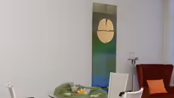 Im "Raum der Stille" mit einer Stele des Künstlers Andreas Felger können Angehörige von ihrem Verstorbenen Abschied nehmen. / © Beatrice Tomasetti (DR)