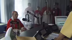 Im Studio hoher Besuch: Der damalige Erzbischof von K&ouml;ln, Joachim Kardinal Meisner, der bei der Segnung des neuen Studios mit Weihrauch fast einen Gro&szlig;alarm bei der K&ouml;lner Feuerwehr ausl&ouml;ste. / &copy; DOMRADIO:DE (DR)