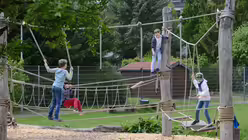 Im weitläufigen Außengelände können die Kinder auch ohne Maske ihre Freunde treffen. / © Beatrice Tomasetti (DR)