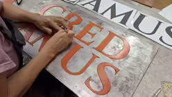 Herstellung der Wachsbuchstaben für die Verzierung der Glockenform (Glockengießerei Grassmayr)