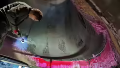 Ausschmelzen der Verzierungen aus im Glockenmantel (Glockengie&szlig;erei Grassmayr)