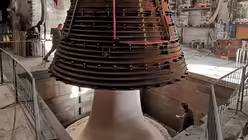 Der Glockenmantel wird auf den Kern aufgesetzt (Glockengie&szlig;erei Grassmayr)