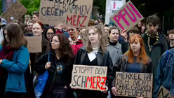 Demonstranten protestieren beim 104. Deutschen Katholikentag gegen den Besuch von Bundeskanzler Merz / &copy; Sven Hoppe (dpa)