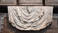 Faszinierend ist der in Marmor gemeißelte Faltenwurf eines Textils am Epitaph des Kölner Weihbischofs Adam Daemen (1649–1717) im Dom. / © Beatrice Tomasetti (DR)