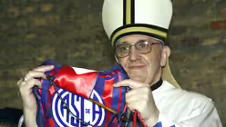 Und als Anhänger des örtlichen Klubs San Lorenzo. Der Pontifex hatte die Mitgliedsnummer 88 235 beim argentinischen Erstligisten. (dpa)