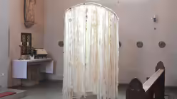 Das Kunstwerk "Geborgenheit" als "Raum im Raum“ aus handgefilzten Streifen von Beatrix Rey in der Kulturkirche Herrenstrunden. / © Beatrice Tomasetti (DR)