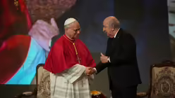  Papst Leo XIV. wird von Pr&auml;sident Abdelmadjid Tebboune begr&uuml;&szlig;t / &copy; Andrew Medichini/AP/dpa (dpa)