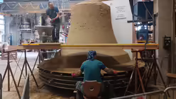 Erstellen der falschen Glocke, an deren Stelle später die gegossene tritt (Glockengießerei Grassmayr)