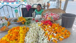 Eine Marktfrau mit Malas, die für Indien typischen Blütenketten.

 (BONO)