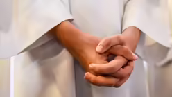 Zum Gebet gefaltete H&auml;nde / &copy; Harald Oppitz (KNA)