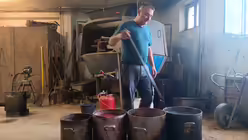 Schmelzen von Wachs für die Verzierung der falschen Glocke (Glockengießerei Grassmayr)