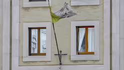 Papst Franziskus schiebt einen Vorhang in seiner Wohnung im vatikanischen Gästehaus Santa Marta beiseite und schaut aus dem Fenster am 17. Juni 2017 im Vatikan / © Stefano Dal Pozzolo/Romano Siciliani (KNA)